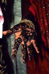 Archipel-des-Comores;-Bijoux;-Décoration-corporelle;-France;-Henné;-Kaleidos;-Kaleidos-images;-La-parole-à-limage;-Laurent-Abad;-Main;-Mariage;-Mayotte;-Océan-Indien;-Or;-Stories-Pictures;-Tradition